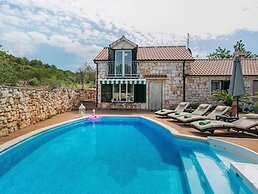 Chic Holiday Home in Marina With Private Swimming Pool