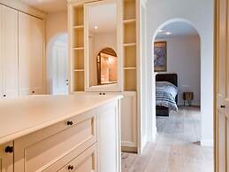 Majestic Villa With Pool and Sauna