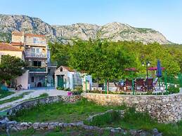 Gorgeous Villa in Tučepi with Private Swimming Pool