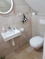 Bright and Cozy Studio Near City Center