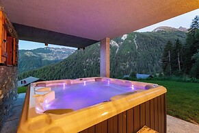 Authentic Swiss Spa Chalet Hot Tub & Sauna