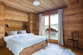 Authentic Swiss Spa Chalet Hot Tub & Sauna