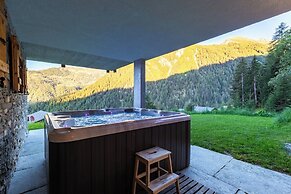 Authentic Swiss Spa Chalet Hot Tub & Sauna