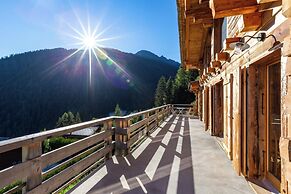 Authentic Swiss Spa Chalet Hot Tub & Sauna