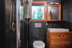 Authentic Swiss Spa Chalet Hot Tub & Sauna