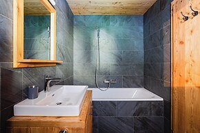 Authentic Swiss Spa Chalet Hot Tub & Sauna