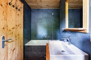 Authentic Swiss Spa Chalet Hot Tub & Sauna