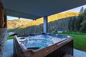 Authentic Swiss Spa Chalet Hot Tub & Sauna