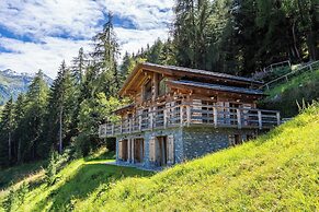 Authentic Swiss Spa Chalet Hot Tub & Sauna
