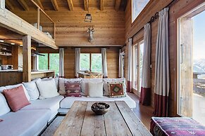 Authentic Swiss Spa Chalet Hot Tub & Sauna