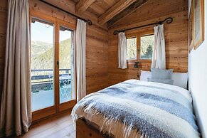 Authentic Swiss Spa Chalet Hot Tub & Sauna