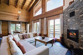 Authentic Swiss Spa Chalet Hot Tub & Sauna