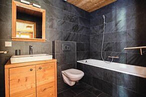 Authentic Swiss Spa Chalet Hot Tub & Sauna