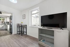 Heathrow Living Stanwell Serviced House
