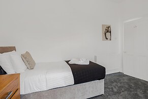 Heathrow Living Stanwell Serviced House