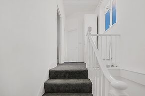 Heathrow Living Stanwell Serviced House