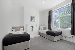 Heathrow Living Stanwell Serviced House