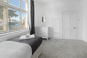 Heathrow Living Stanwell Serviced House