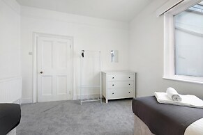 Heathrow Living Stanwell Serviced House
