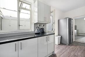 Heathrow Living Stanwell Serviced House