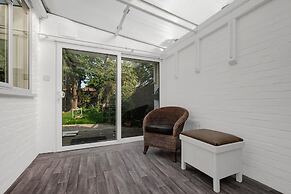 Heathrow Living Stanwell Serviced House