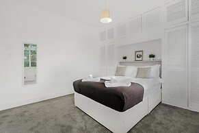 Heathrow Living Stanwell Serviced House