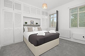 Heathrow Living Stanwell Serviced House