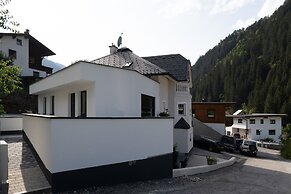 Mountain Living Apartments - Ski-In & Ski-Out