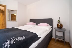 Mountain Living Apartments - Ski-In & Ski-Out