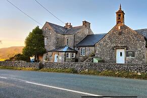 Old School House Sleeps 26, Pets