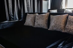 Hollywood Suite Sasco Apartments