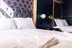 Hollywood Suite Sasco Apartments