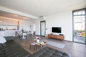 Penthouse-LakeView-AC-PrivateGarden