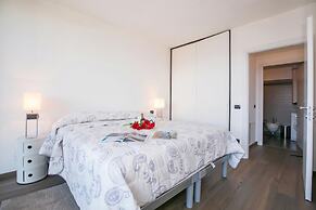 Penthouse-LakeView-AC-PrivateGarden