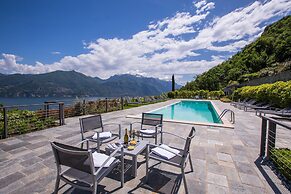 Penthouse-LakeView-AC-PrivateGarden
