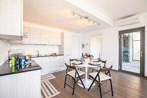 Penthouse-LakeView-AC-PrivateGarden