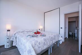 Penthouse-LakeView-AC-PrivateGarden