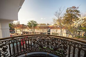 La Fleur Premium Central Apartment