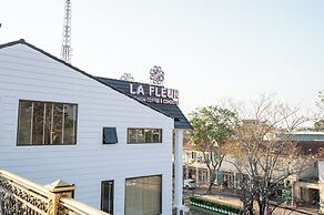 La Fleur Premium Central Apartment