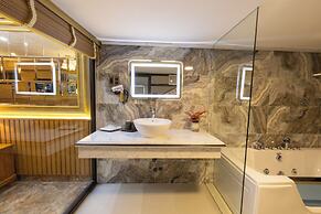 La Fleur Premium Central Apartment