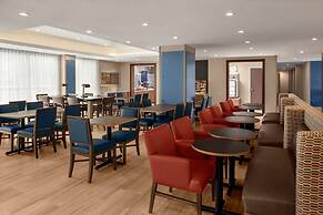 Holiday Inn Express & Suites Woodside LaGuardia Airport by IHG