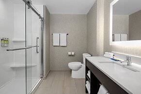 Holiday Inn Express & Suites Woodside LaGuardia Airport by IHG