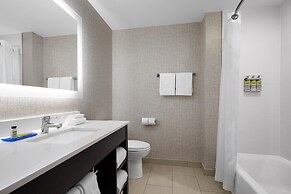 Holiday Inn Express & Suites Woodside LaGuardia Airport by IHG