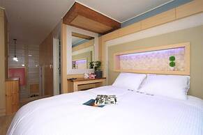 Blue Road Town Pension-Crystal