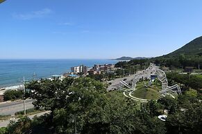 Blue Road Town Pension-Crystal