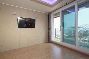 Blue Road Town Pension-Crystal