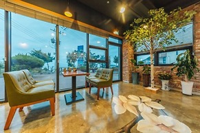 Blue Road Town Pension-Crystal