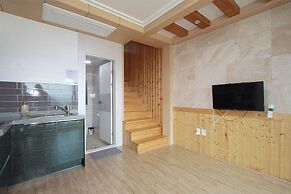 Blue Road Town Pension-Crystal