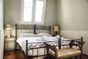 Bright Terrace Apartment in University District