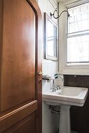 Bright Terrace Apartment in University District